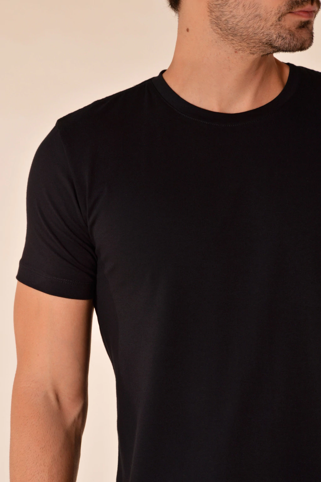 Homem usando camiseta preta premium